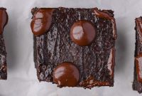 Fudgy Flourless Greek Yogurt Brownies