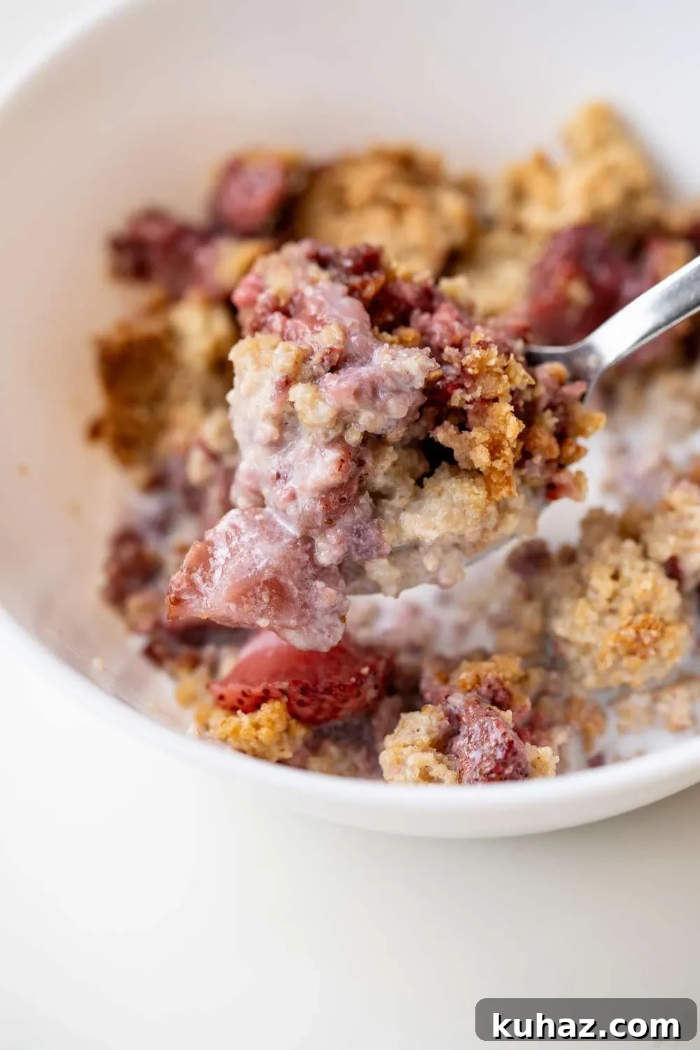 This is the best dessert recipe to make with fresh strawberries! Use nuts, oats and fresh fruit to make this delicious, flourless, gluten-free healthy oatmeal strawberry crumble.