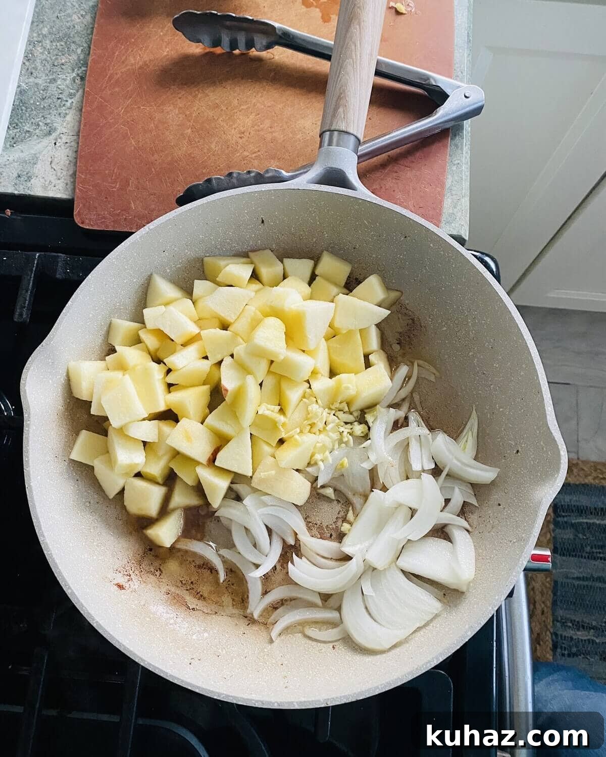 Apples, onions and garlic in a pan.