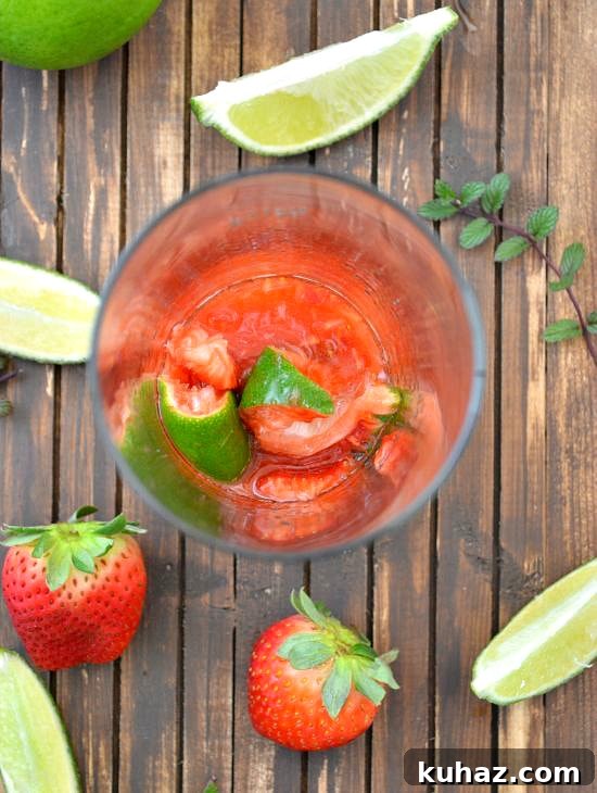 How to Make a Strawberry Mojito: Refreshing Summer Cocktail 3 How to make a strawberry mojito