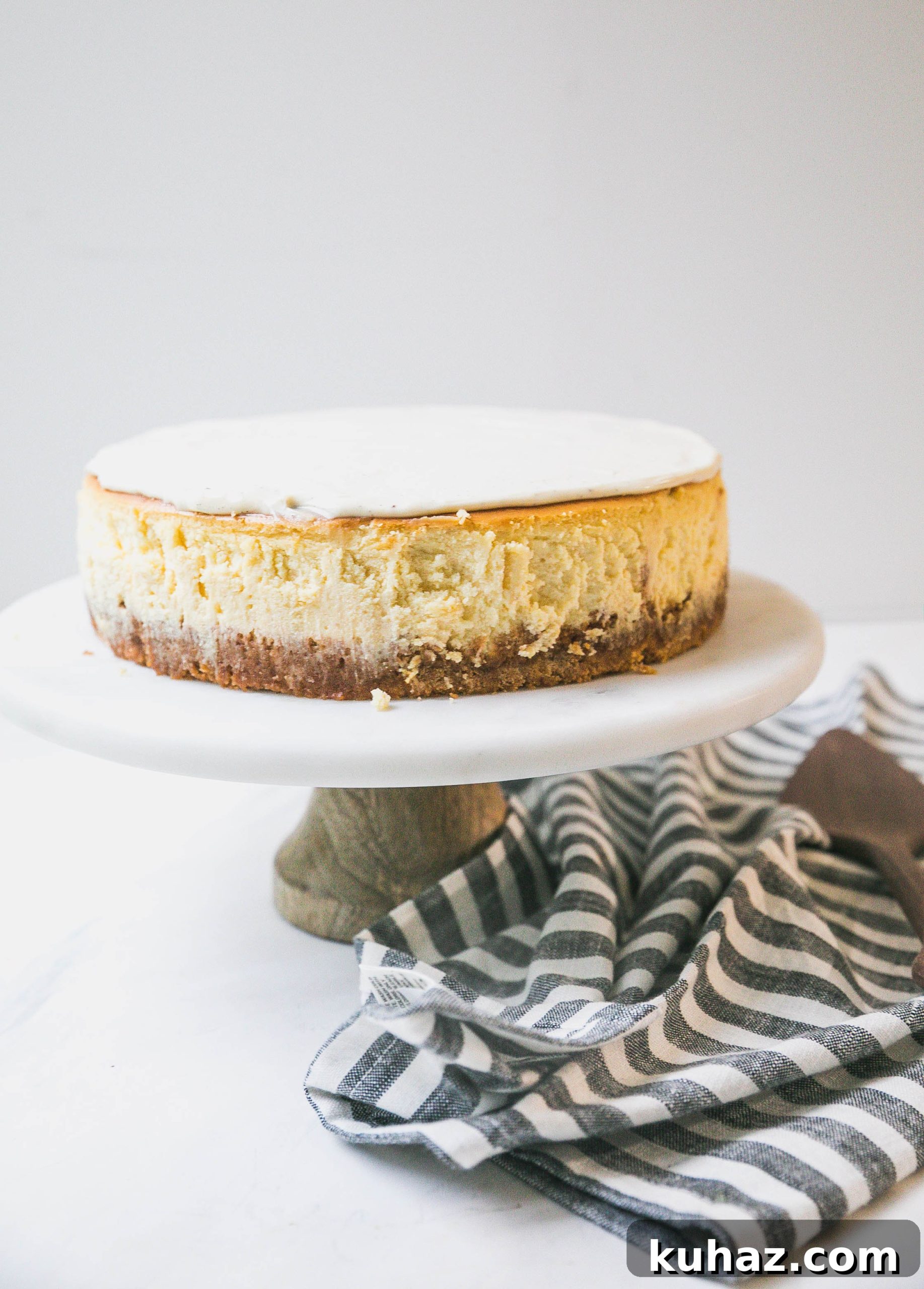 Vanilla Cheesecake with Sour Cream Topping