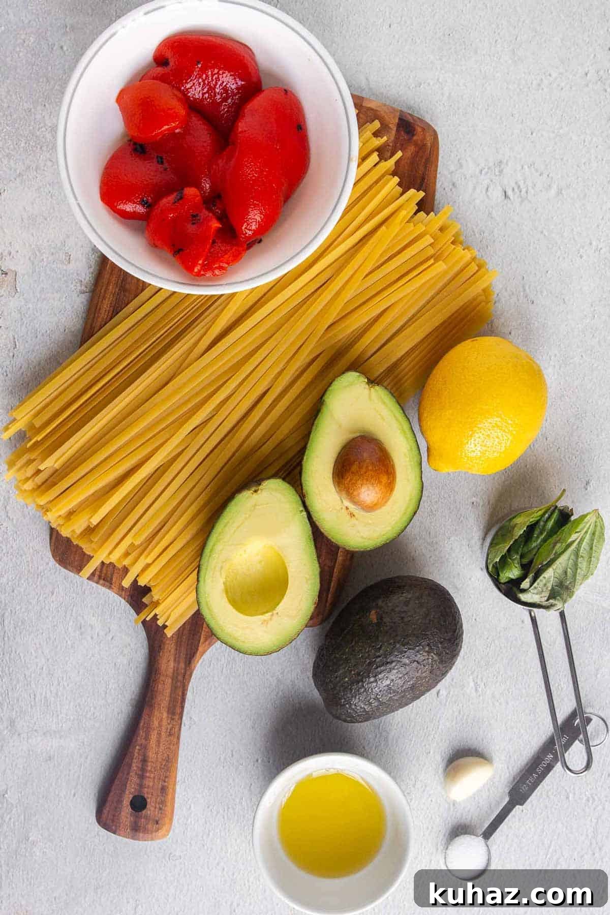 Creamy Avocado Bell Pepper Pasta 3 Avocado bell pepper pasta ingredients: roasted red peppers, fettuccine, avocado, lemon, basil, olive oil, garlic, and salt.