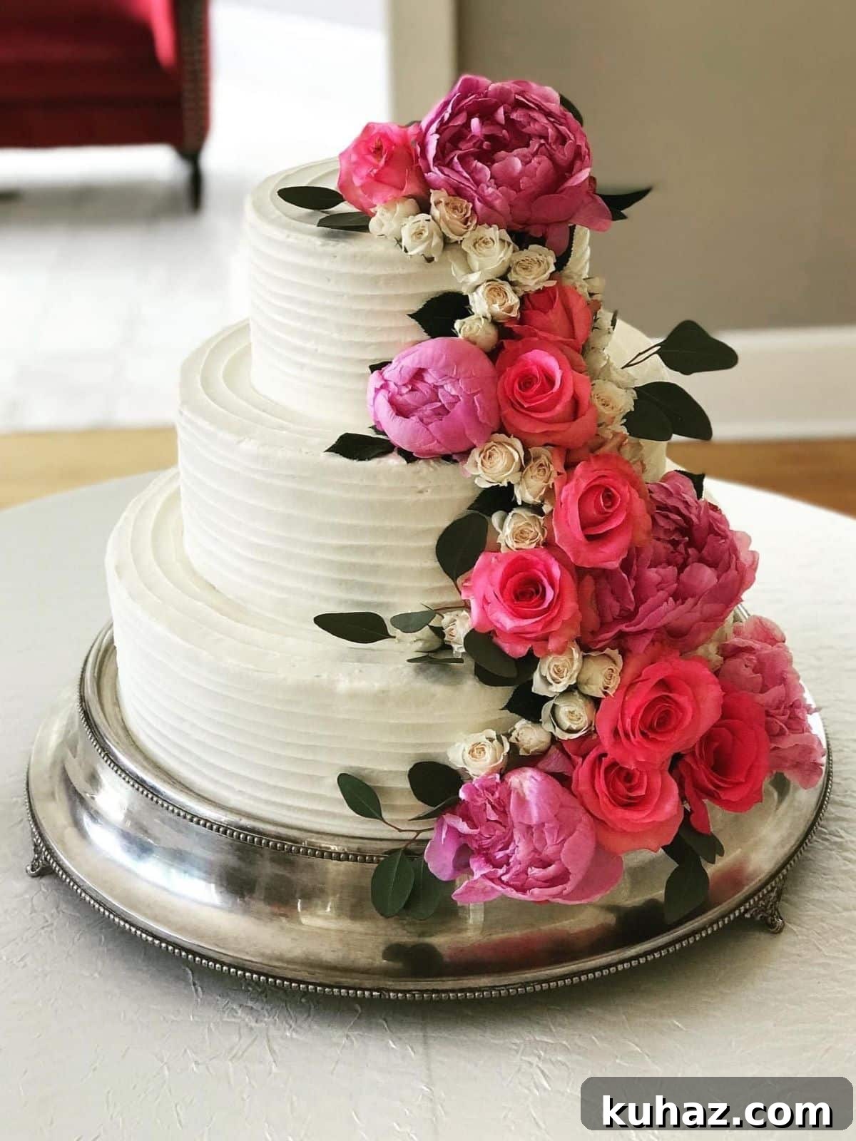 How to Transport a Wedding Cake Without Damage 7 Tips 3 A tiered wedding cake on a cake stand at a wedding venue.